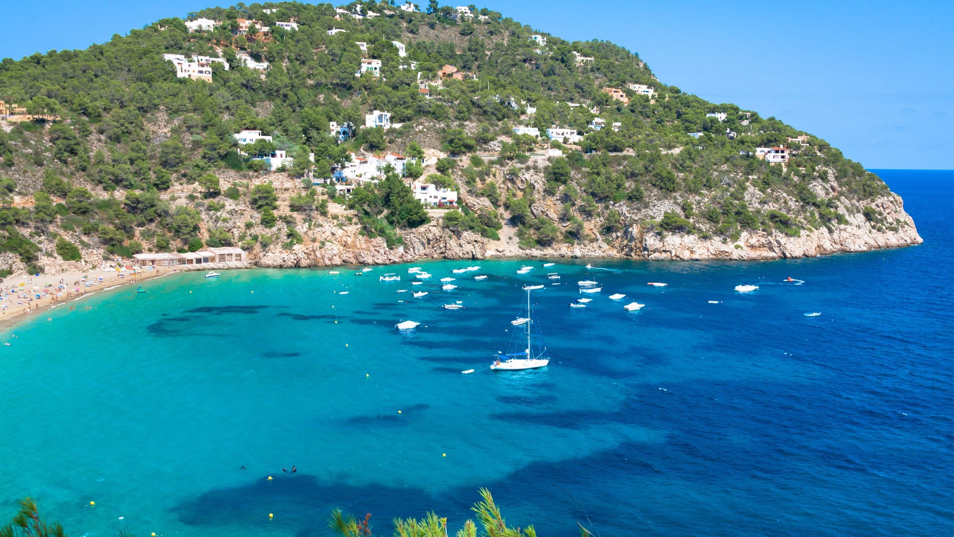 Cala Benirras: Auf Ibiza kann auch im Herbst noch gebadet werden.