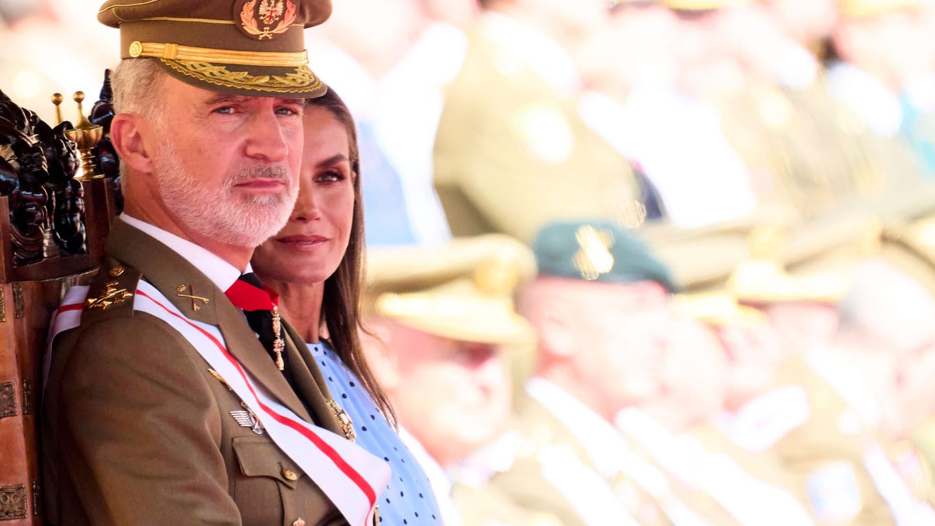 König Felipe und Königin Letizia: Sie schauten beim Fahnenschwur ihrer Tochter zu.
