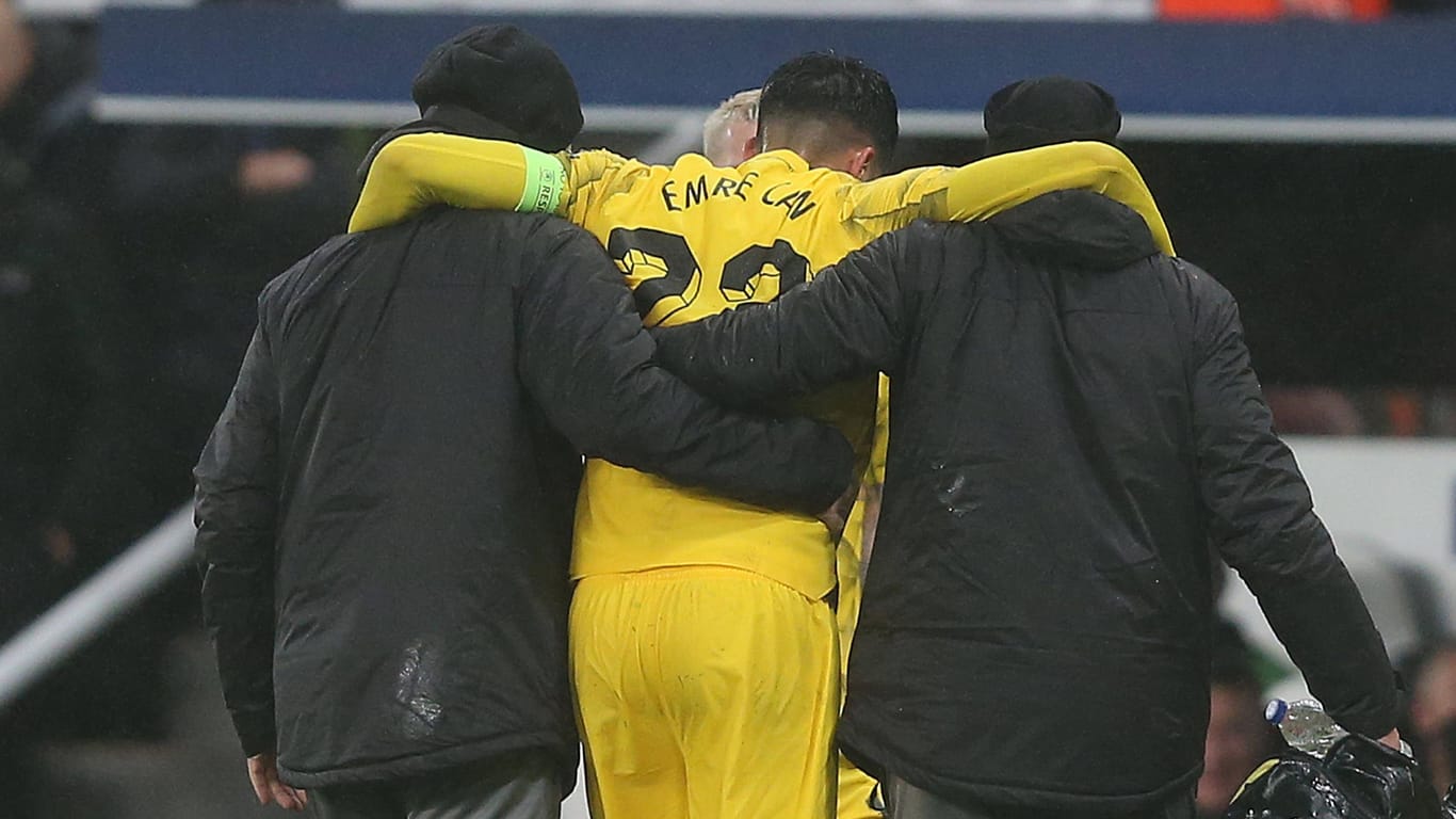 Schreckmoment: Dortmunds Emre Can verlässt gegen Newcastle mit Unterstützung der BVB-Betreuer den Platz.