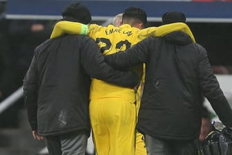 Schreckmoment: Dortmunds Emre Can verlässt gegen Newcastle mit Unterstützung der BVB-Betreuer den Platz.