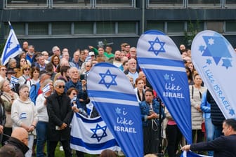 Am Sonntag fand eine Solidaritätskundgebung auf der Wiese vor dem Landtag statt.