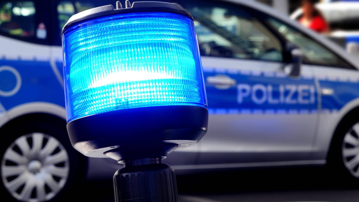 Blaulicht auf einem Motorrad der Polizei (Symbolbild): Vier am Lokal angetroffene Streithähne waren zuvor aus dem Harz angereist.