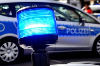 Blaulicht auf einem Motorrad der Polizei (Symbolbild): Vier am Lokal angetroffene Streithähne waren zuvor aus dem Harz angereist.