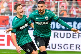 Angelo Stiller (li.) und Deniz Undav freuen sich über das 3:0 des VfB bei Union.