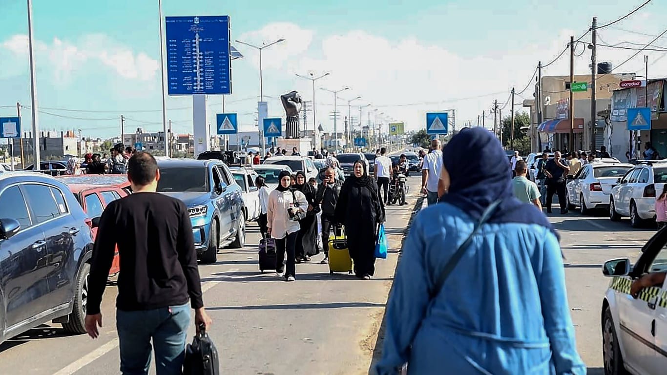 Menschen an der Grenze zwischen dem Gaza-Streifen und Ägypten: Ist der Urlaub in Ägypten noch sicher?