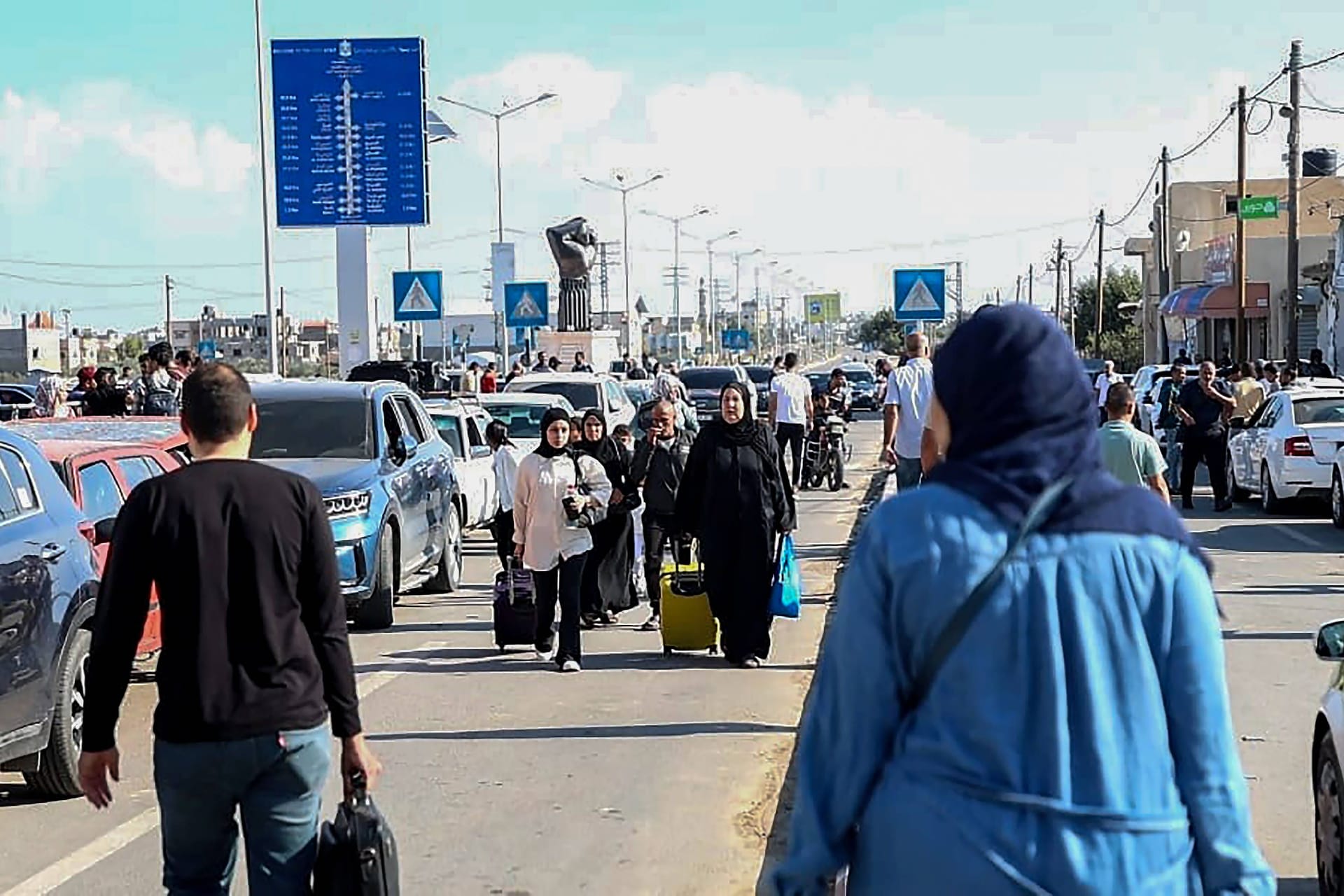 Menschen an der Grenze zwischen dem Gaza-Streifen und Ägypten: Ist der Urlaub in Ägypten noch sicher?