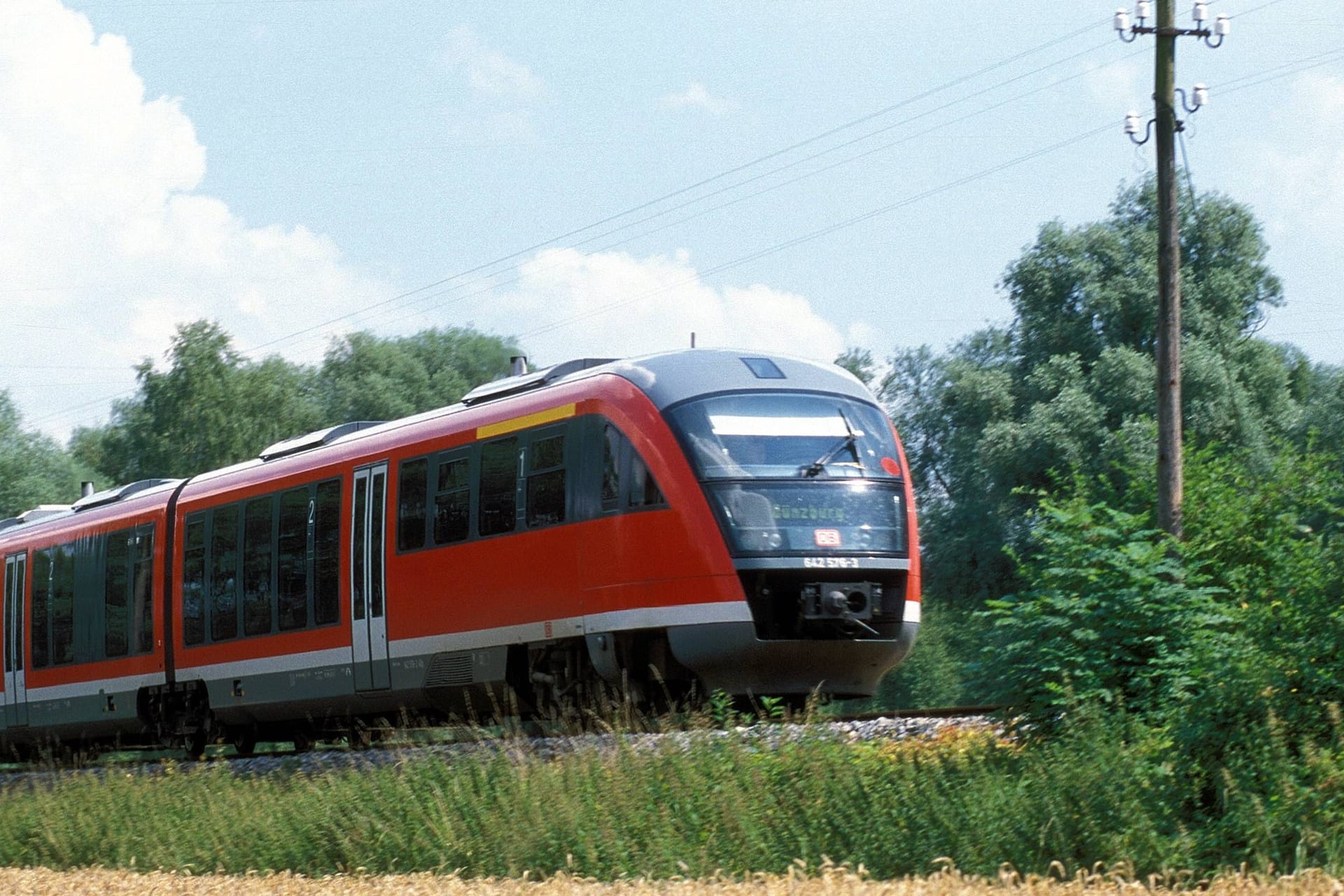 Regionalbahn in Bayern (Symbolbild): Noch ist ungeklärt, warum der Bahnübergang nicht gesichert wurde.