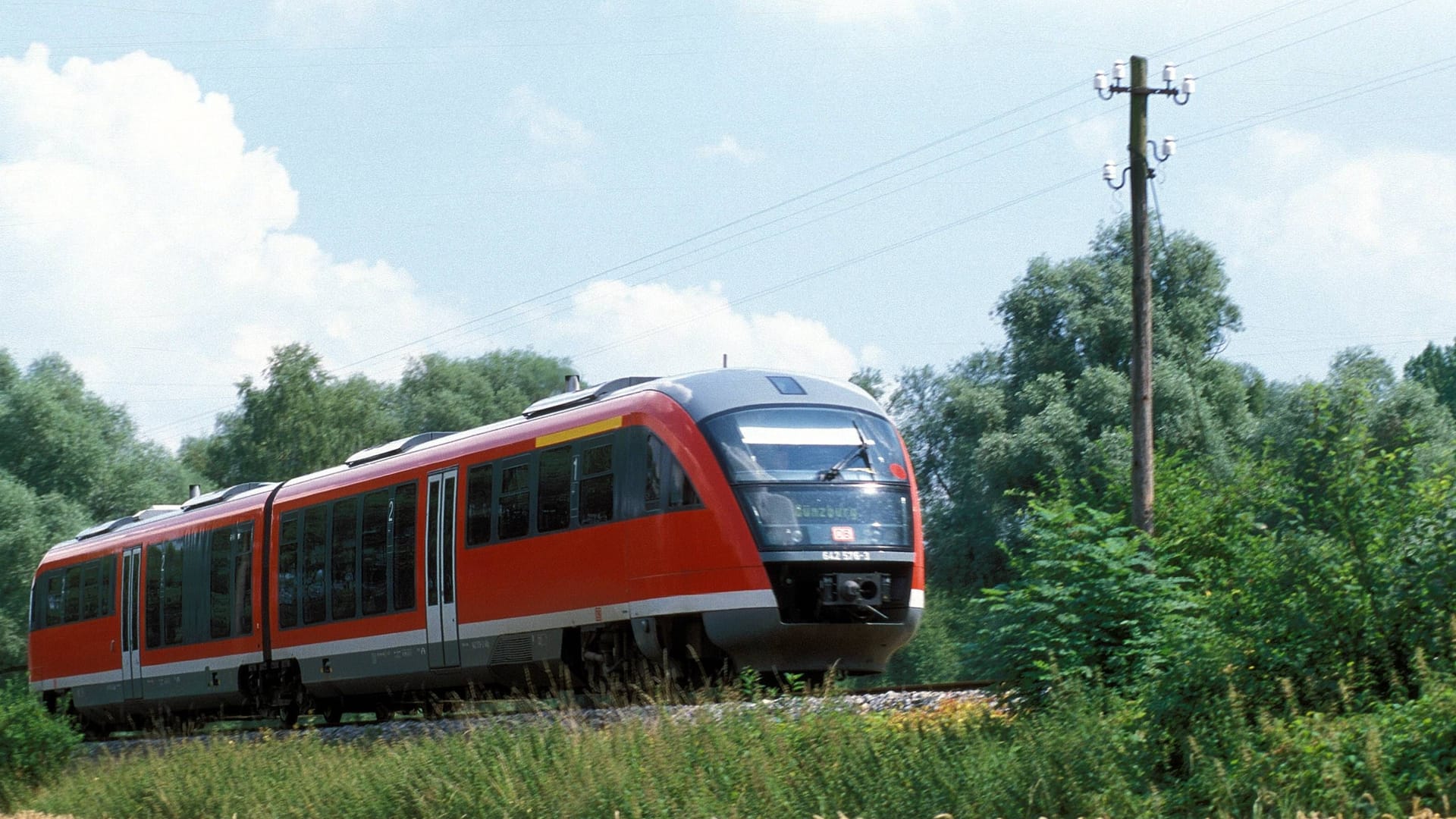 Regionalbahn in Bayern (Symbolbild): Noch ist ungeklärt, warum der Bahnübergang nicht gesichert wurde.
