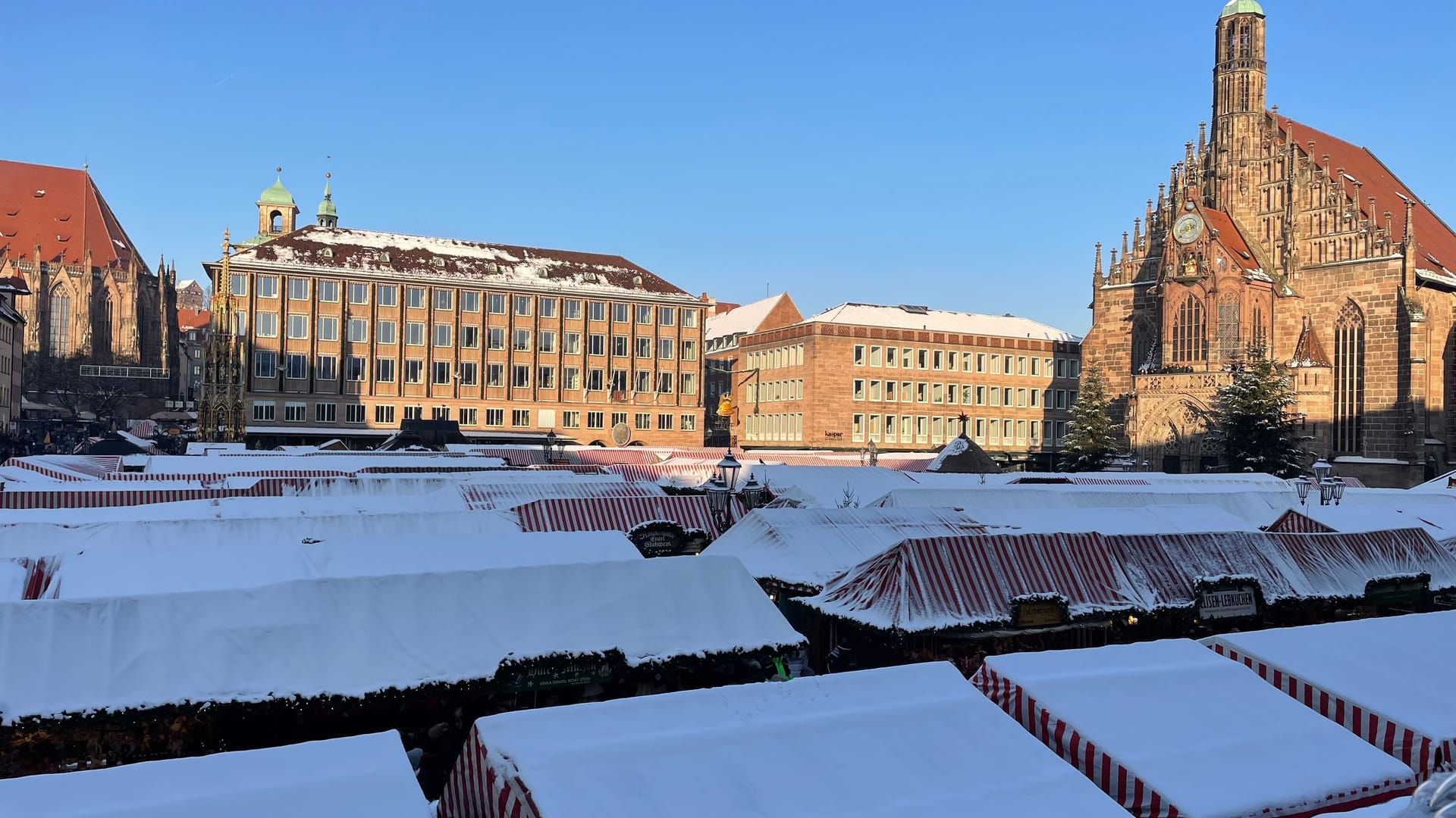 Auch auf dem Christkindlesmarkt kommt Weihnachtsstimmung auf (Archivbild): 2022 ist der Markt sogar kurz einmal von einer dünnen Schneeschicht überzogen gewesen.