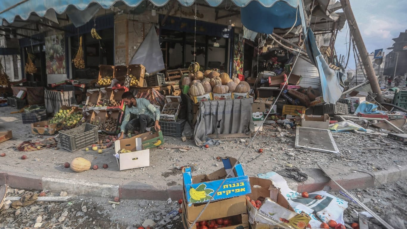 Ein Palästinenser vor einem Lebensmittelladen in Gaza-Stadt: Nach den Angriffen der Terrororganisation Hamas hat Israel hunderte Ziele in Gaza bombardiert.