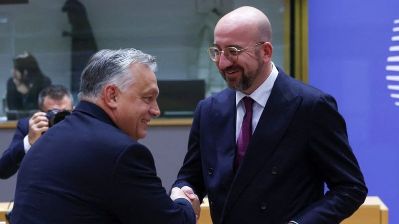 Ungarns Premierminister Viktor Orbán mit Charles Michel: Während Orbán als uneingeschränkter Unterstützer Israel gilt, ruft Michel die israelische Regierung zur Mäßigung auf.