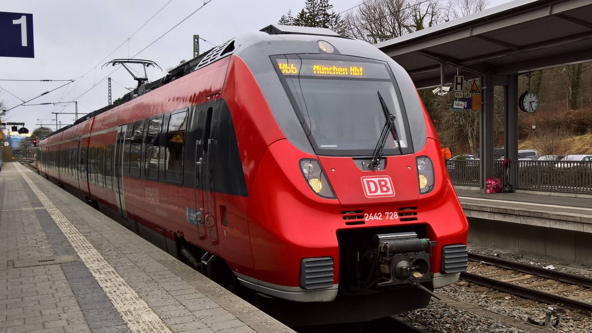 Man exposes himself in front of two policewomen on the train