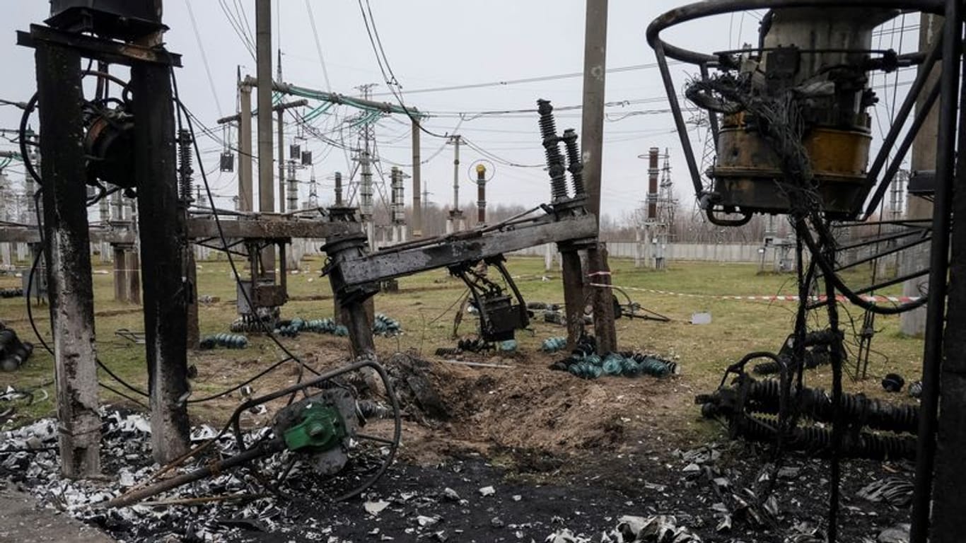 Ein zerstörtes Umspannwerk in der Ukraine (Archivbild): Russland attackiert gezielt die Infrastruktur des Landes.