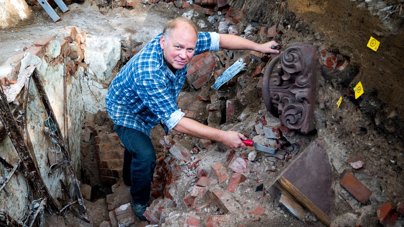 Grabungsleiter Kay-Peter Suchowa auf dem Gelände der ehemaligen Bornplatzsynagoge (Archivbild): Nun haben die Archäologen eine besondere Entdeckung gemacht.