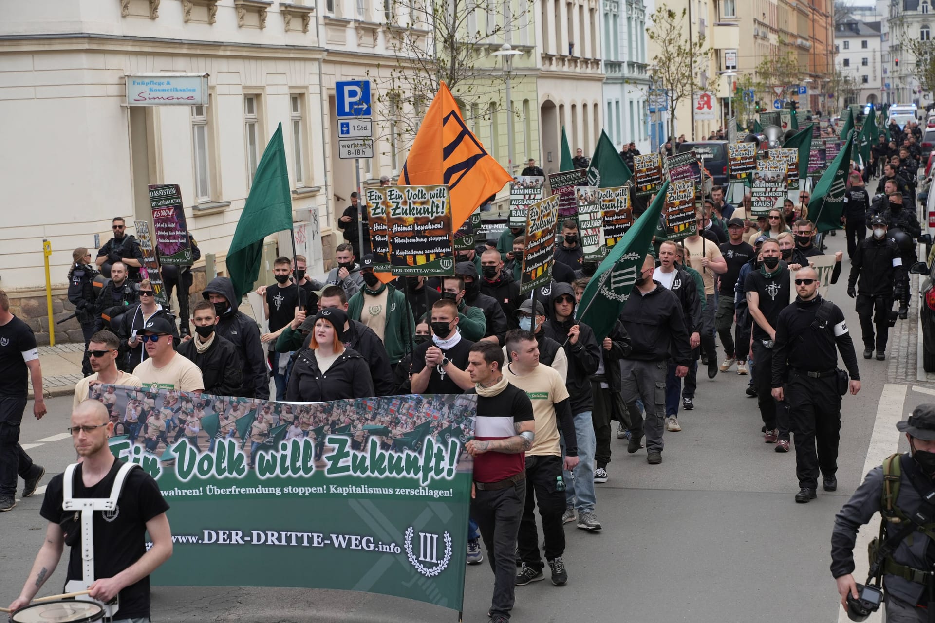 Demonstration der rechtsextremen Partei "Der dritte Weg" (Archivbild): Deutsche Neonazis freuen sich über den Angriff der Hamas in Israel und nutzen ihn für rassistische und antisemitische Hetze.
