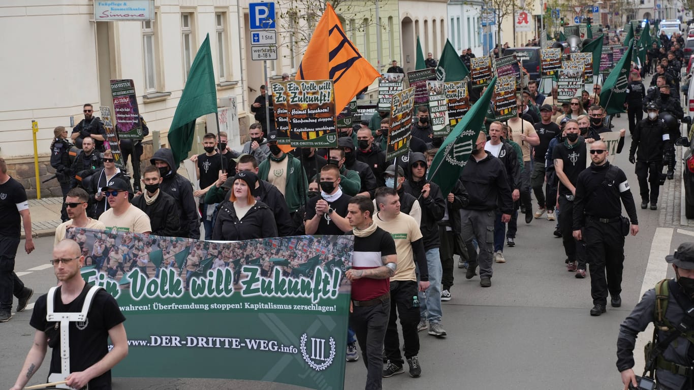 Demonstration der rechtsextremen Partei "Der dritte Weg" (Archivbild): Deutsche Neonazis freuen sich über den Angriff der Hamas in Israel und nutzen ihn für rassistische und antisemitische Hetze.