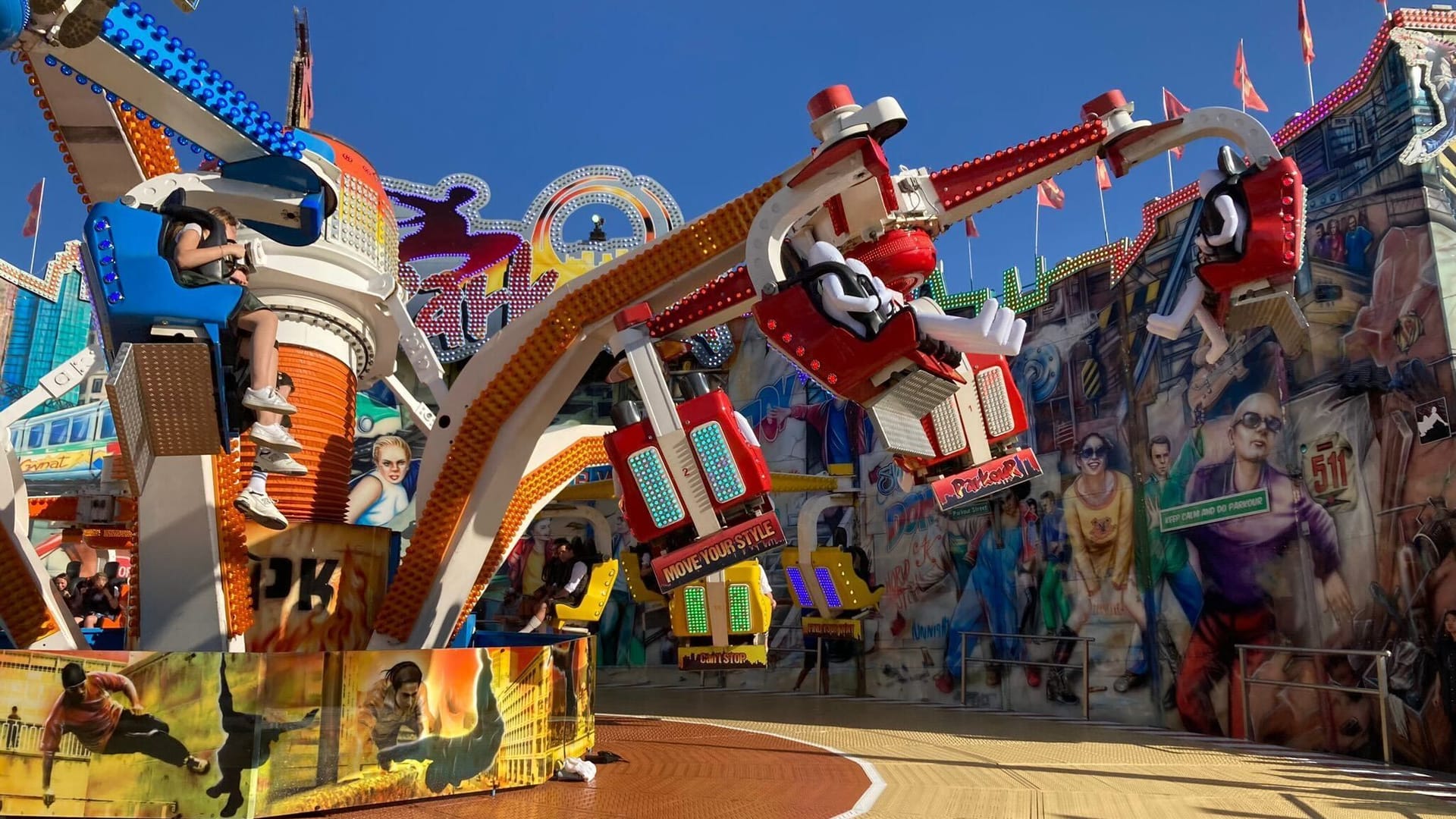 "Parkour" auf der Wiesn: In diesem Fahrgeschäft sitzen neben echten Fahrgästen auch aufblasbare Puppen.