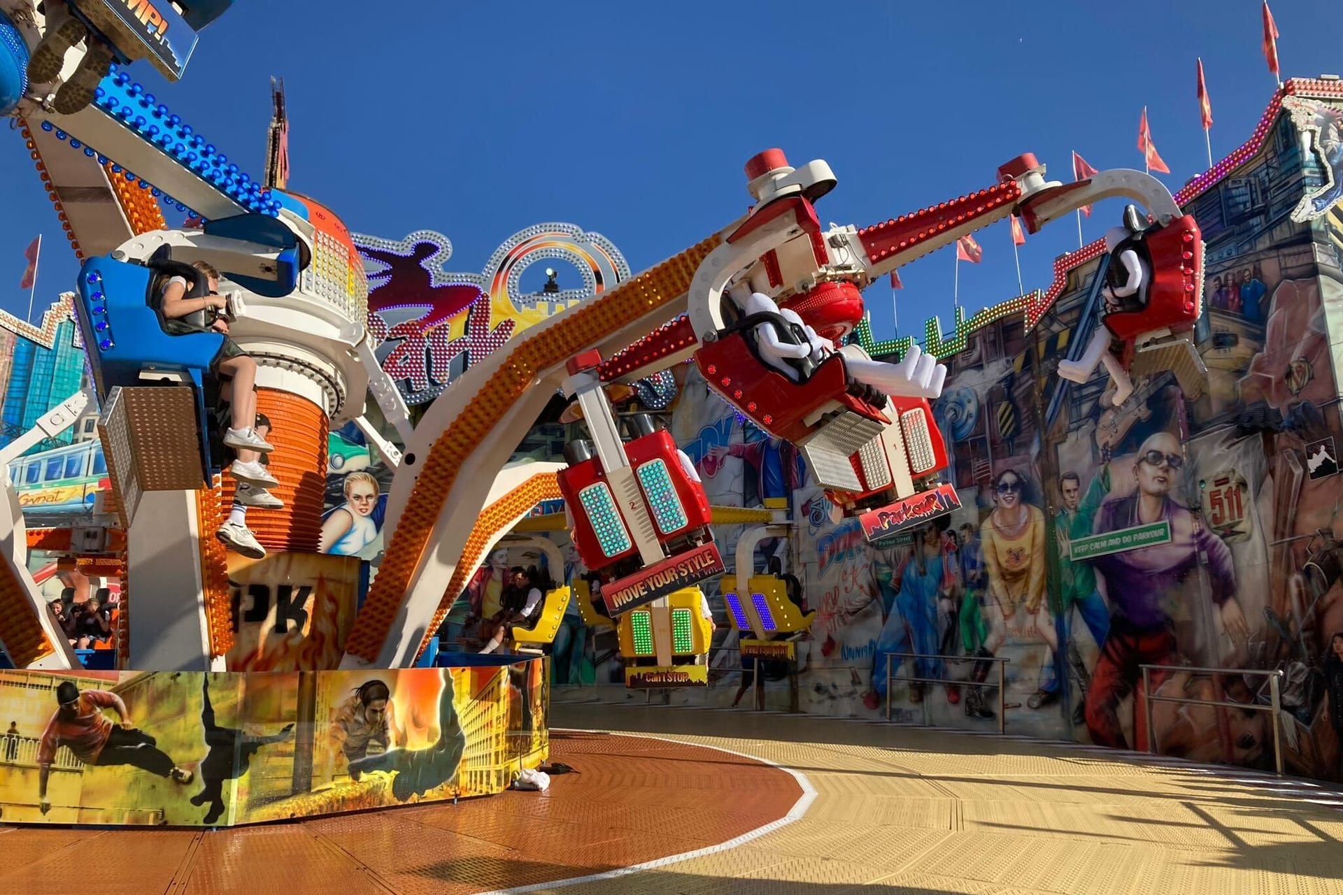 "Parkour" auf der Wiesn: In diesem Fahrgeschäft sitzen neben echten Fahrgästen auch aufblasbare Puppen.