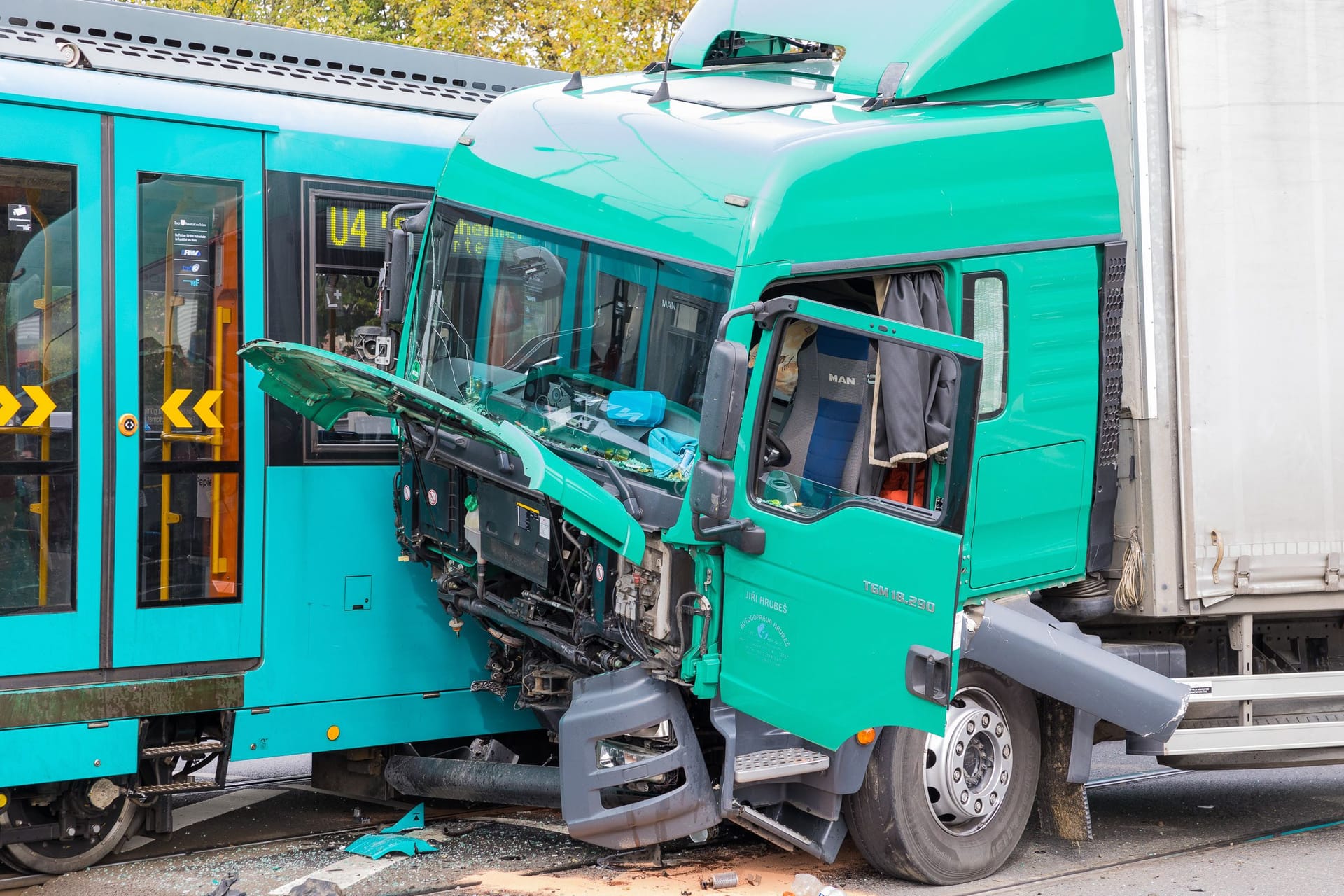 In Frankfurt ist ein Lastwagenfahrer in eine U-Bahn gefahren: Die Fahrzeuge haben sich verkeilt.