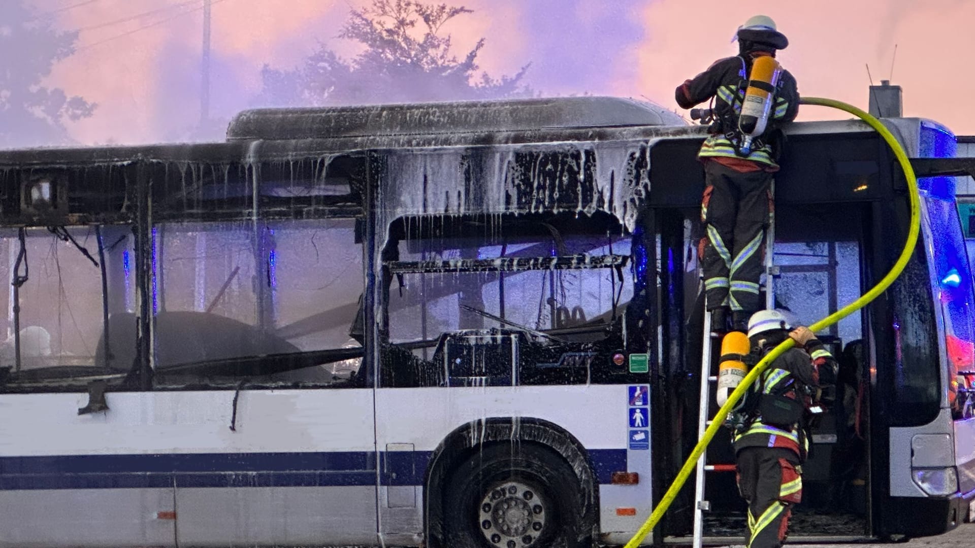 Alles gelöscht: Gegen 8.45 Uhr rückte die Feuerwehr wieder ab.