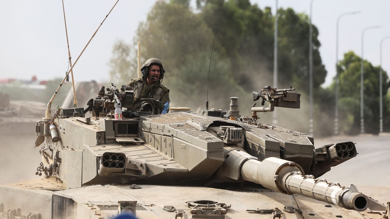 Israelischer Soldat an der Grenze zum Gazasteifen: Israel gehe in die "Offensive".