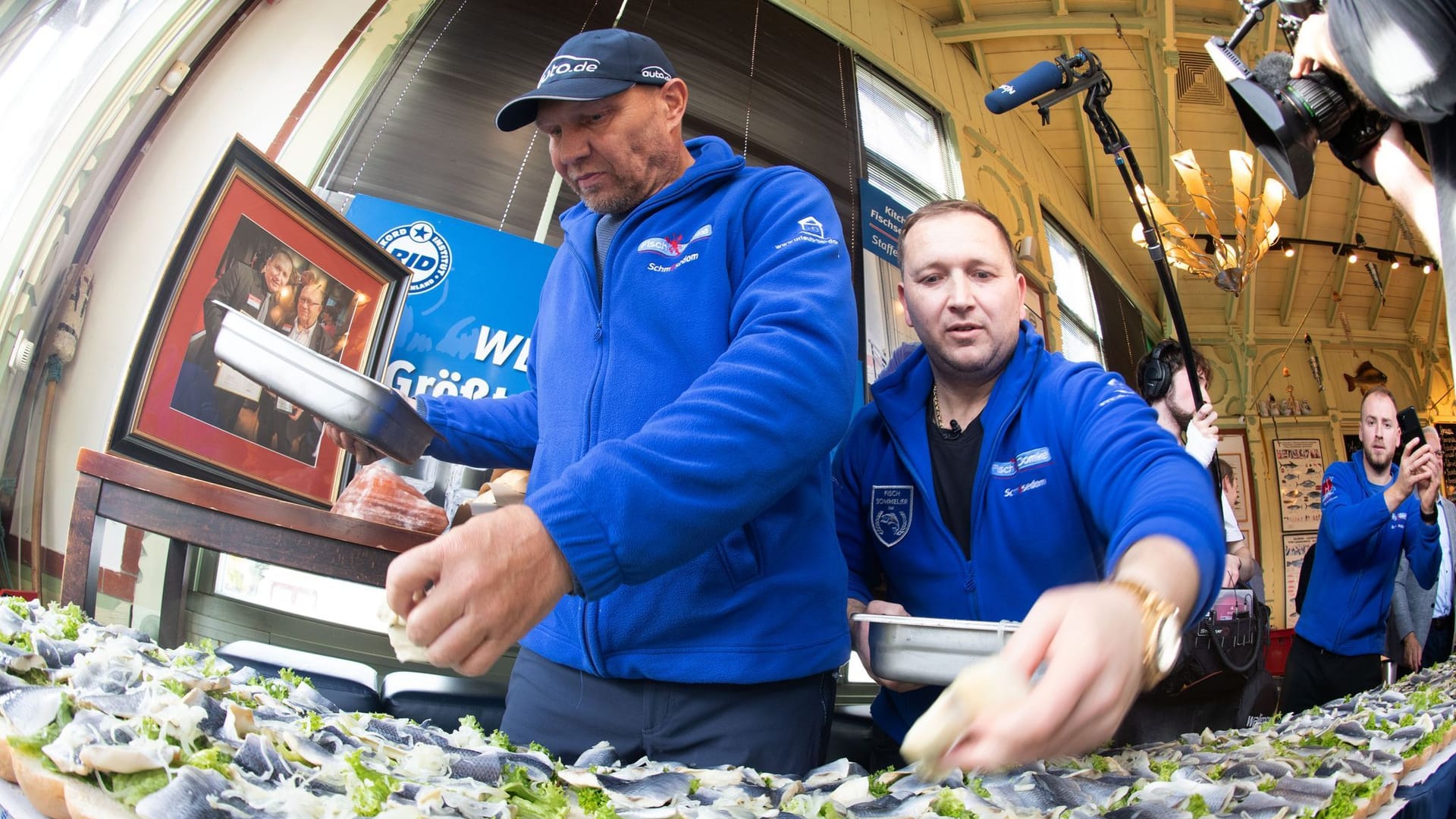 Axel Schulz und Fischsommelier André Domke (rechts) belegten das Mega-Fischbrötchen gemeinsam.