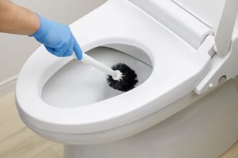 Hausputz: Reinigen Sie zuerst das WC innen oder außen?