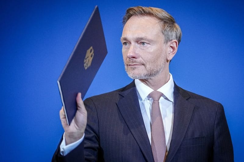 Christian Lindner (FDP), Bundesminister der Finanzen, verabschiedet sich nach einer Pressekonferenz. (Archivbild).