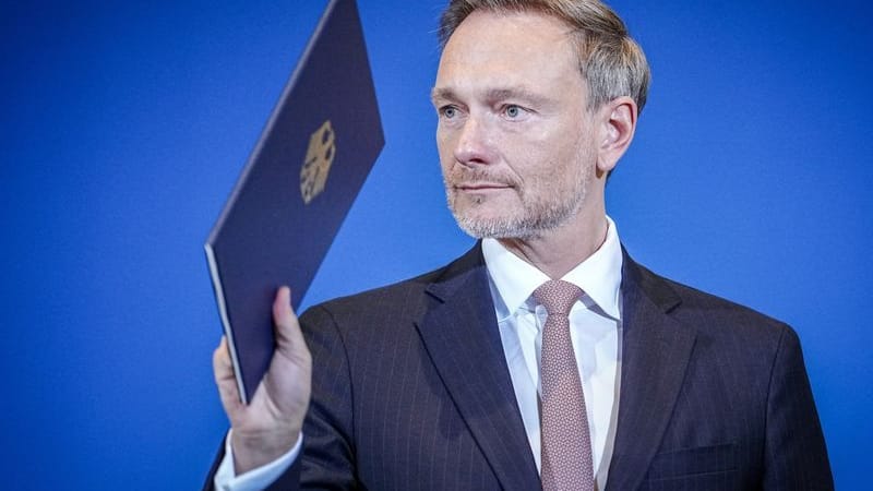 Christian Lindner (FDP), Bundesminister der Finanzen, verabschiedet sich nach einer Pressekonferenz. (Archivbild).