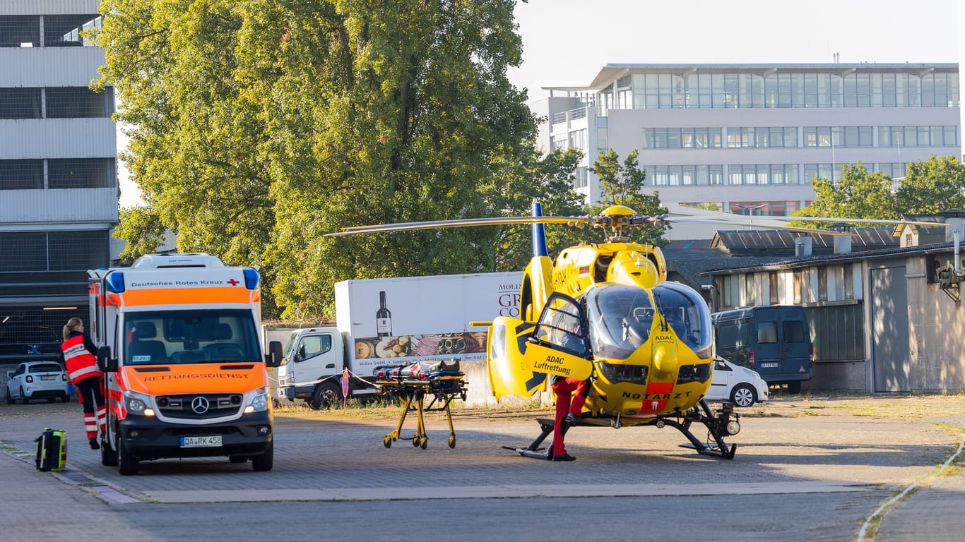 Ein Mann wurde am Darmstädter Hauptbahnhof von einem Zug mitgeschleift: Er musste mit schwersten Verletzungen in ein Krankenhaus geflogen werden.