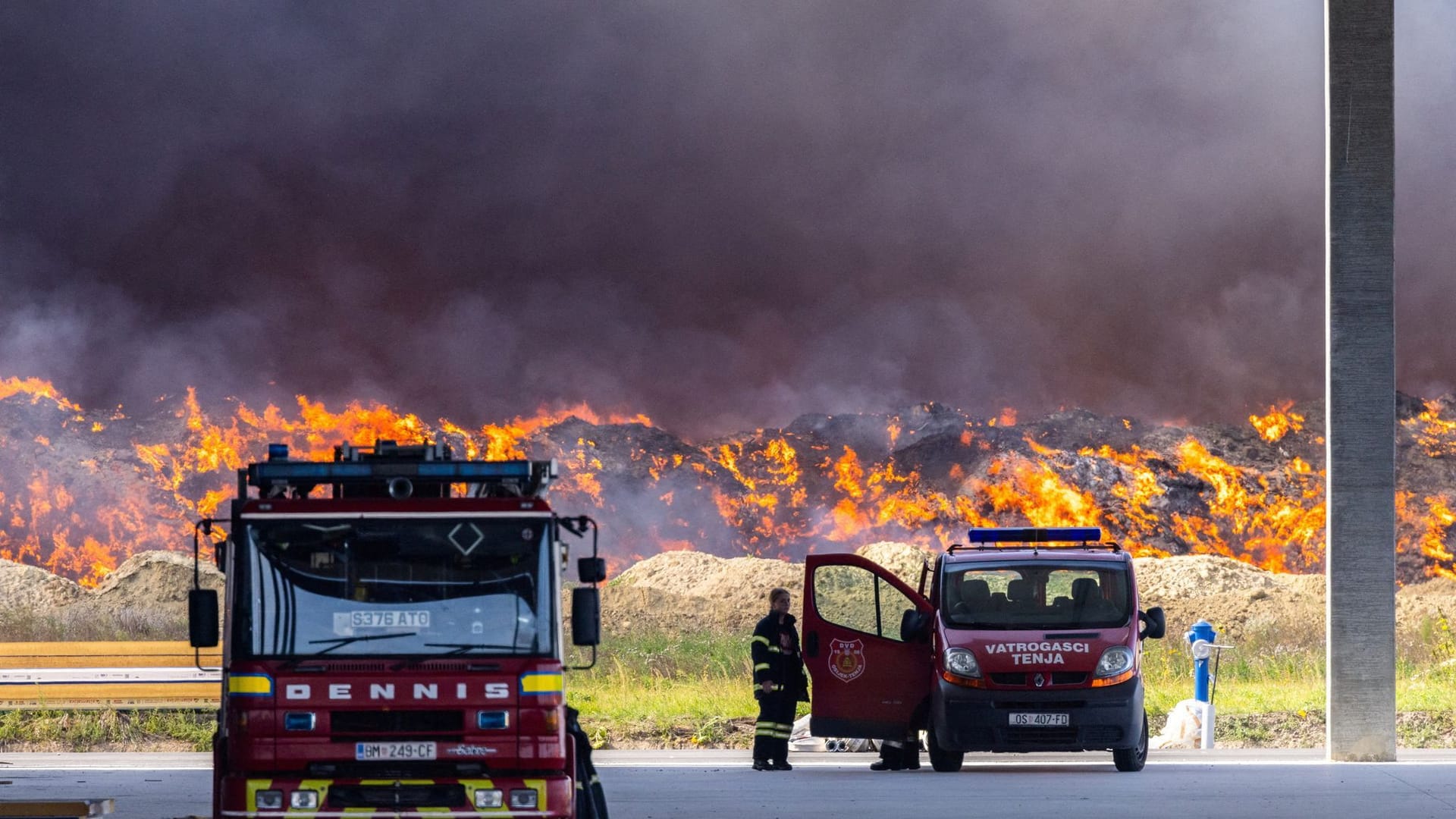 Feuerwehrleute bekämpfen den Brand in einem Plastikdepot nahe der kroatischen Stadt Osijek.