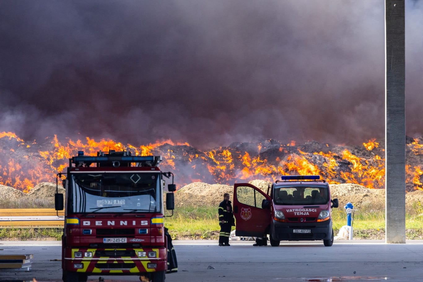 Feuerwehrleute bekämpfen den Brand in einem Plastikdepot nahe der kroatischen Stadt Osijek.