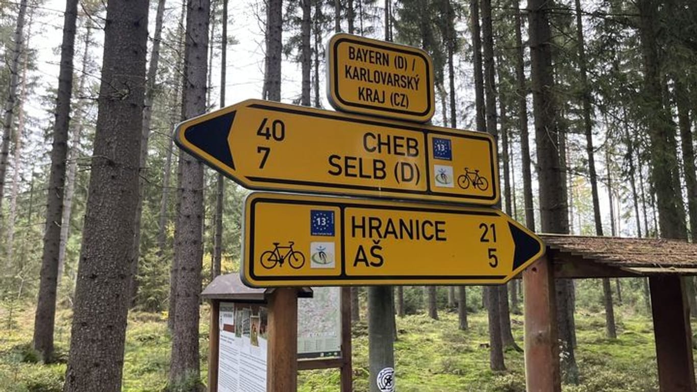 Hier führt ein Fahrradrundweg über die Grenze: Links geht es nach Selb, rechts ins tschechische Asch.