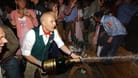 Champagner (Symbolbild): Auf dem Oktoberfest hat ein Mann Champagner für 36.000 Euro bestellt – dann sollte ihn die Bedienung verschütten.