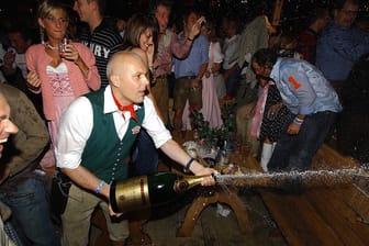 Champagner (Symbolbild): Auf dem Oktoberfest hat ein Mann Champagner für 36.000 Euro bestellt – dann sollte ihn die Bedienung verschütten.