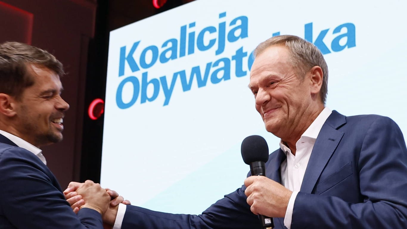 Opposition rund um Donald Tusk feiert: Sein liberalkonservatives Wahlbündnis Bürgerkoalition holte 30 Prozent der Stimmen.