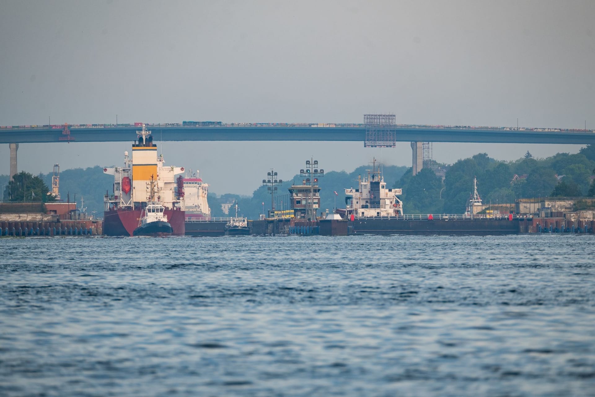 Mehrere Schiffe liegen in der Schleuse Kiel-Holtenau (Symbolbild): Der Frachter, der das Schleusentor rammte, wurde gestoppt.