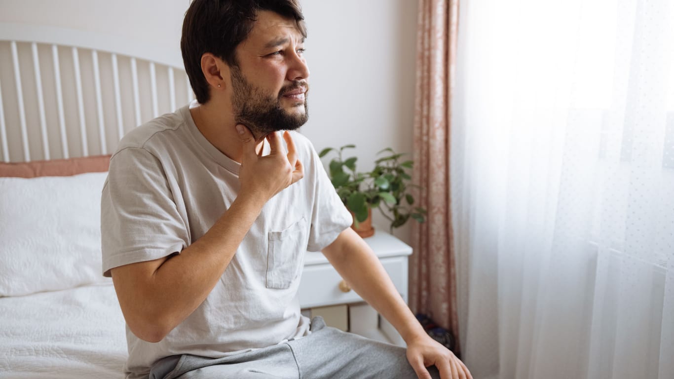 A man touches his throat: If you feel a kind of lump in your throat, it can have various causes.  Sometimes the psyche is also related to the symptoms.