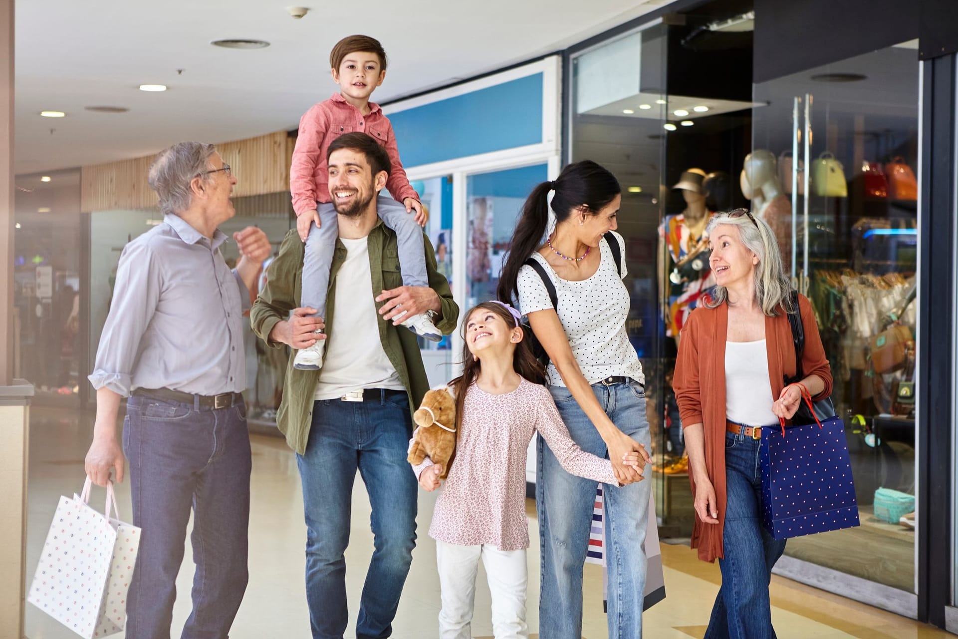 Familien-Shopping in einem Einkaufcenter