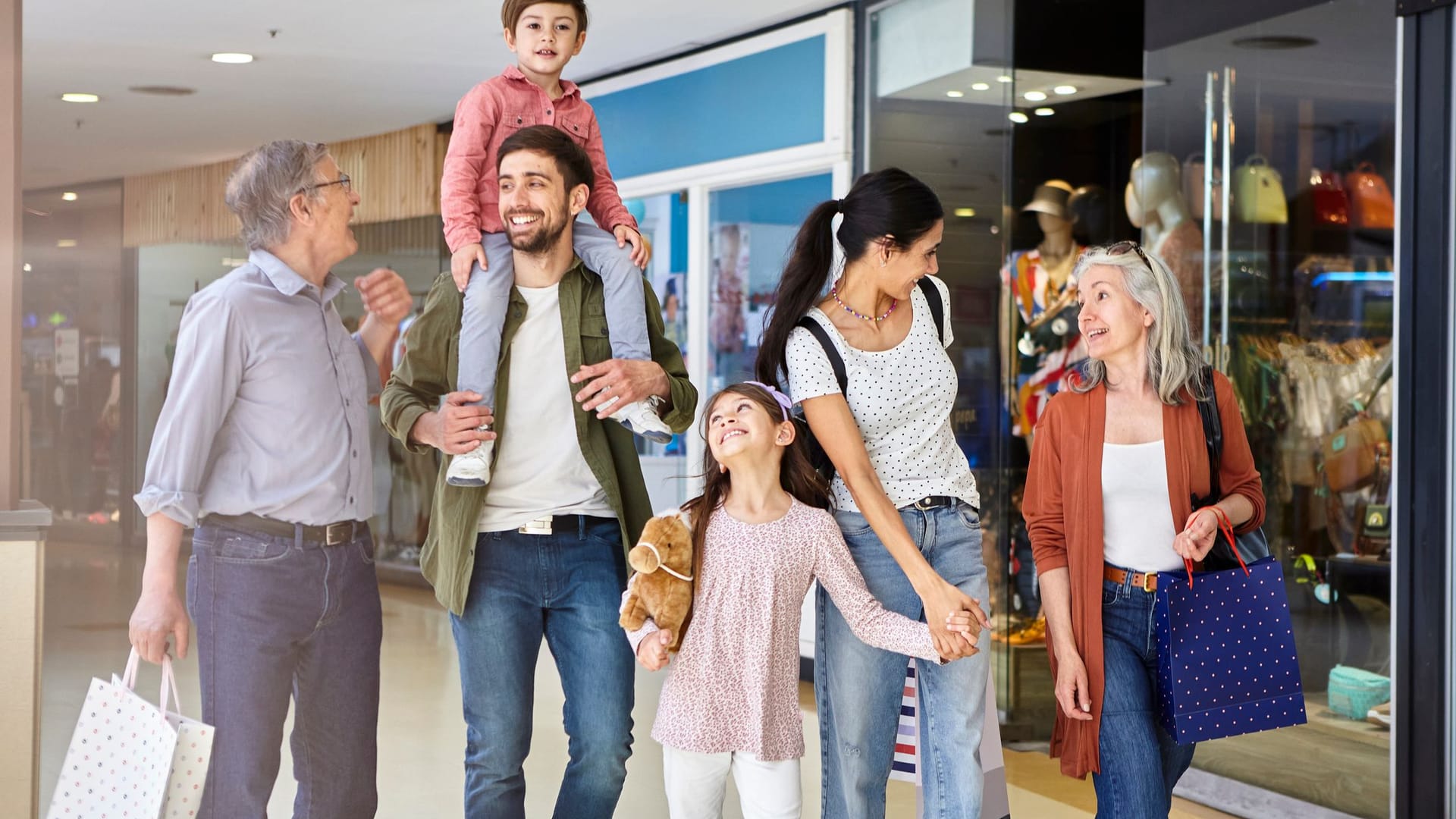 Familien-Shopping in einem Einkaufcenter