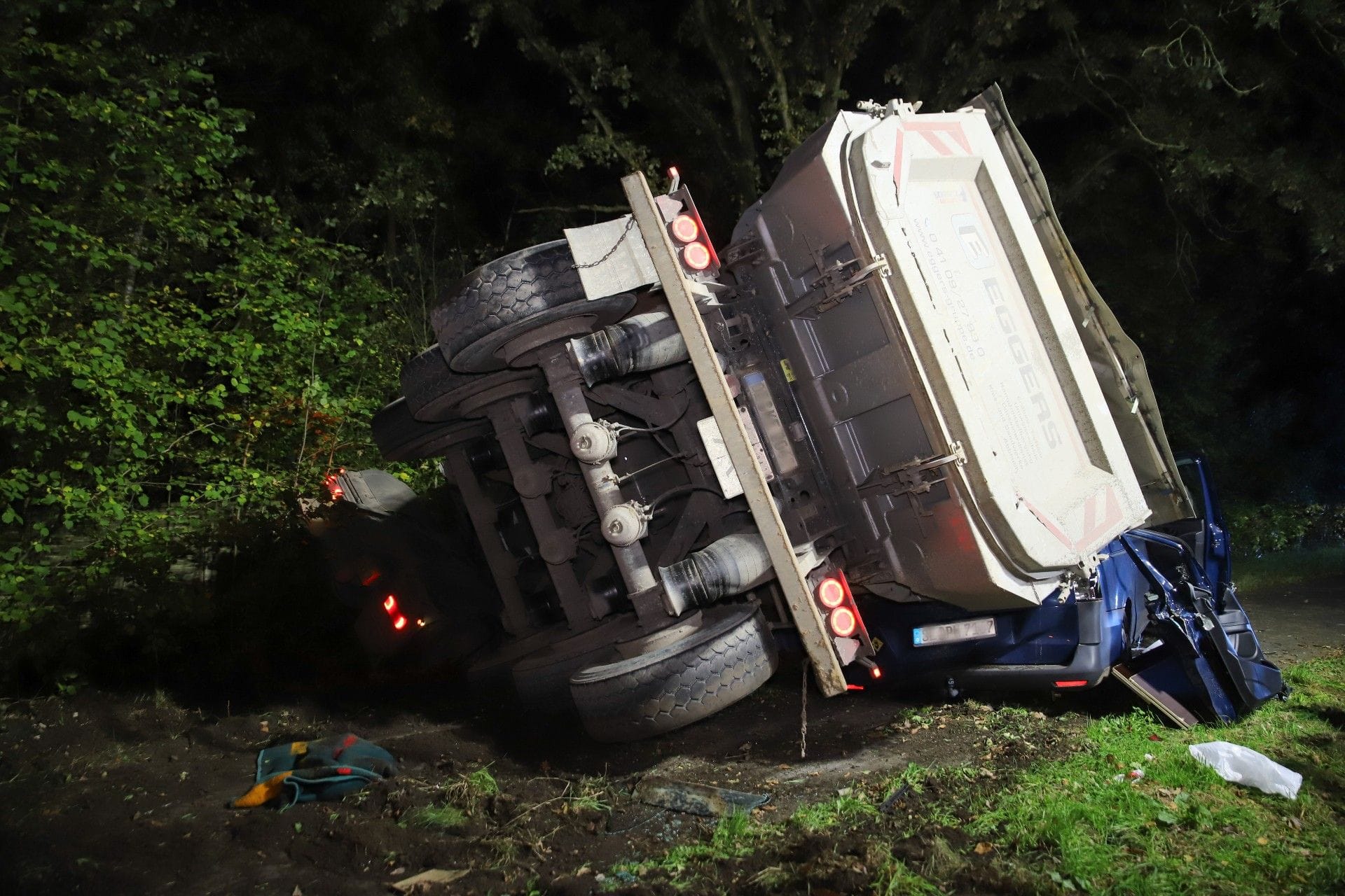 Der Kieslaster kippte auf das Auto.