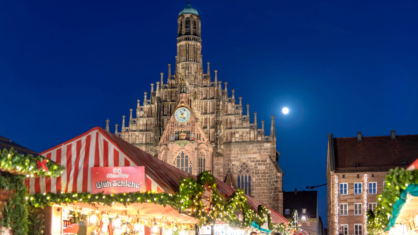 Der Nürnberger Christkindlesmarkt (Archivbild): Eine Tasse Glühwein gehört für viele Besucher dazu.