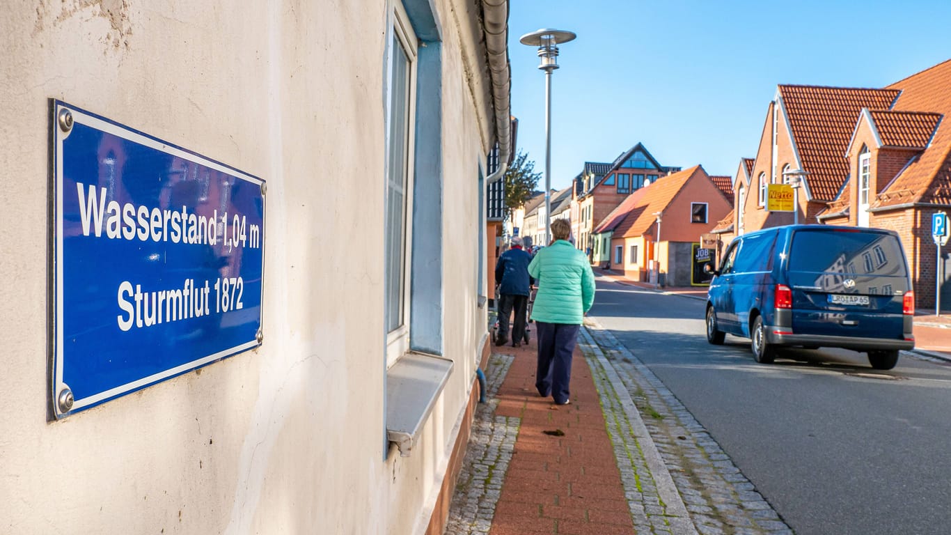 Ein Schild in Flensburg erinnert an das extreme Ostseesturmhochwasser von 1872: Damals kamen mehr als 270 Menschen ums Leben.