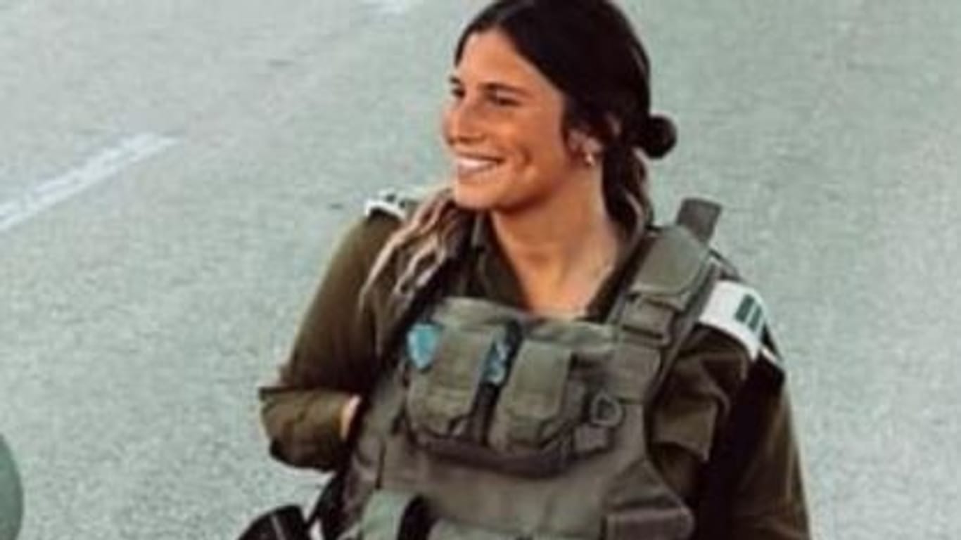 Die Soldatin Yuval Doak in Uniform. Das Foto von ihrer Cousine Sivana Cohen Saban auf X gepostet.