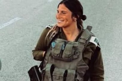 Die Soldatin Yuval Doak in Uniform. Das Foto von ihrer Cousine Sivana Cohen Saban auf X gepostet.