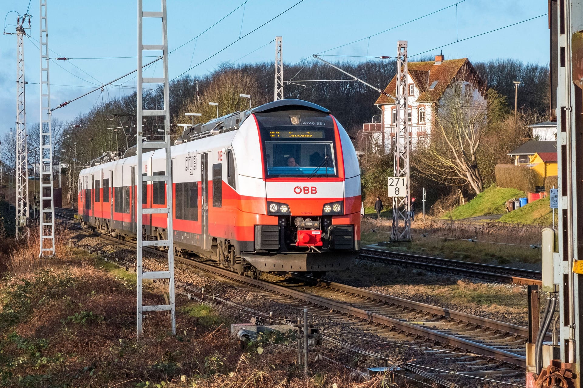 Ungenutzte Lokomotiven der Deutschen Bahn stehen im Fährhafen Sassnitz (Archivbild):