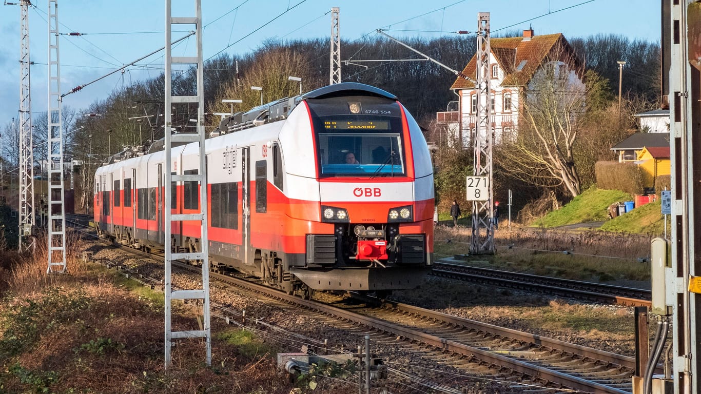 Ungenutzte Lokomotiven der Deutschen Bahn stehen im Fährhafen Sassnitz (Archivbild):