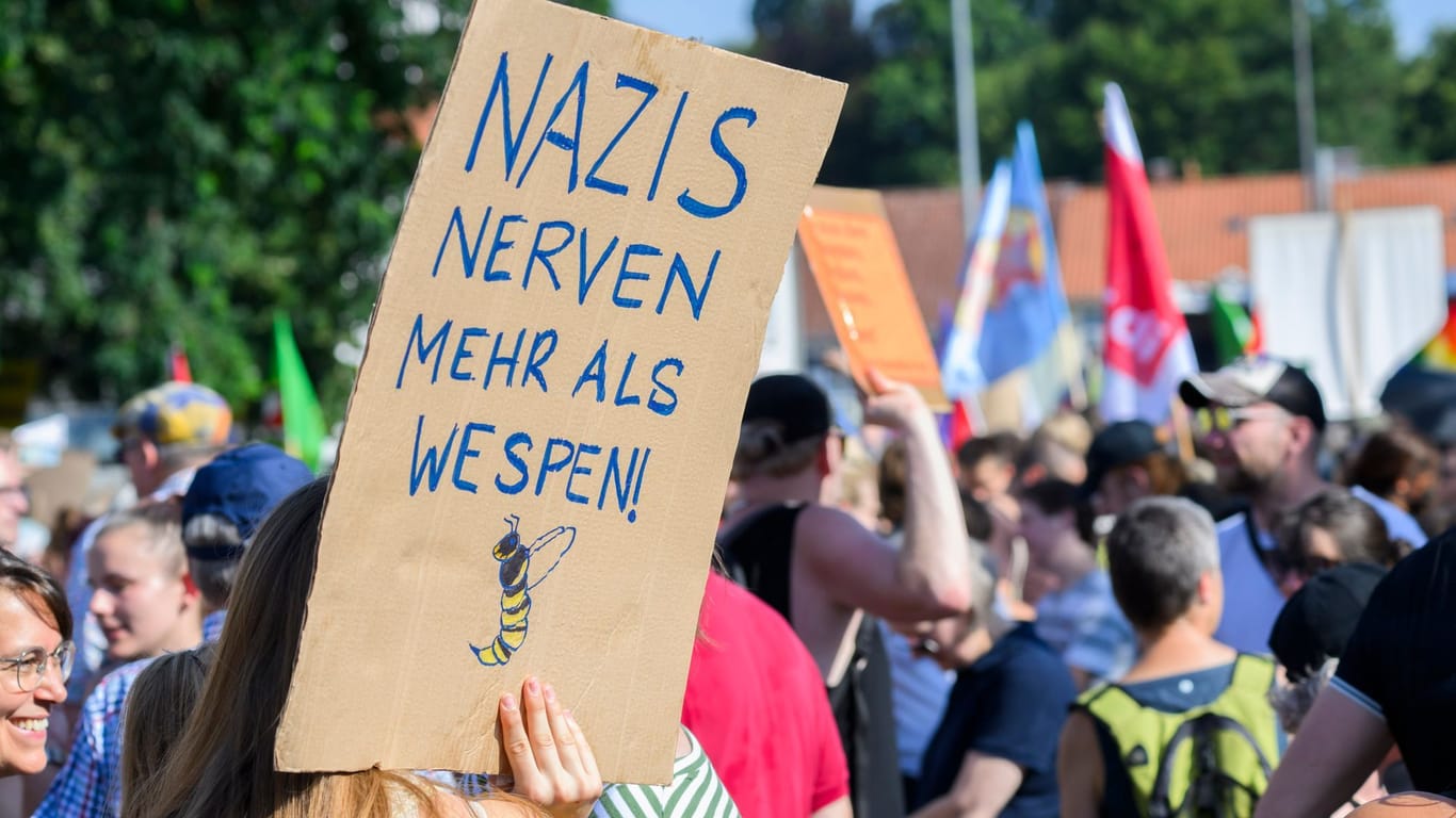 Demonstranten halten ein Plakat mit der Aufschrift "Nazis nerven mehr als Wespen" (Archivfoto): Das Recht an einem weiteren Kürzel sei bereits beantragt worden, so der Verein.