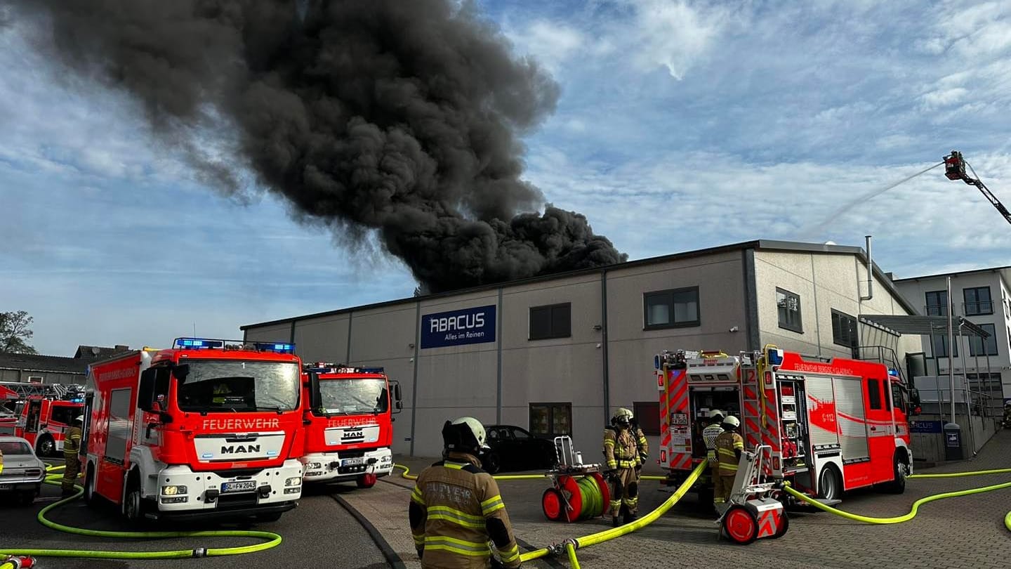 Die Feuerwehr am Einsatzort: Anwohner sollten Türen und Fenster schließen.