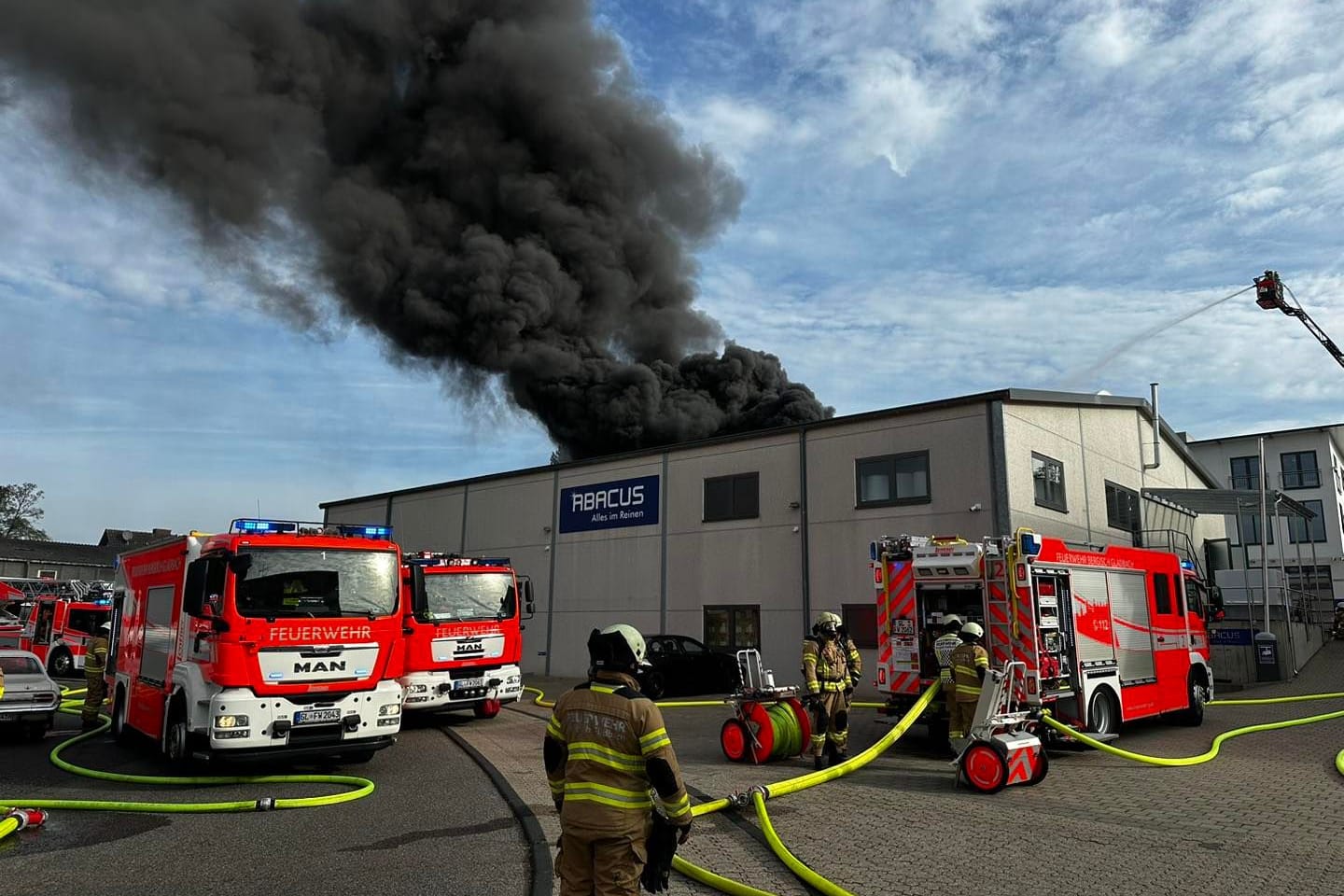 Die Feuerwehr am Einsatzort: Anwohner sollten Türen und Fenster schließen.